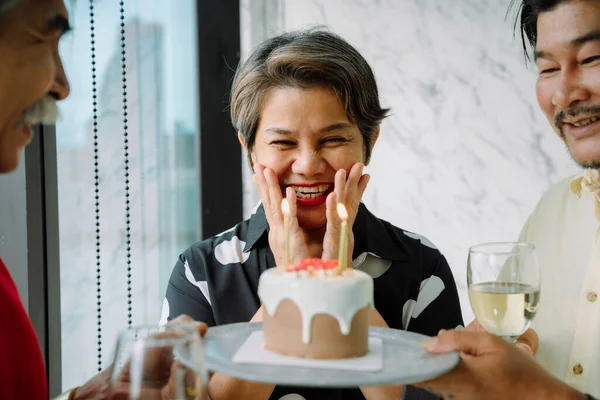 Senioren Feiern Geburtstagsparty Mit Kuchen Für Alte Frau — Stockfoto