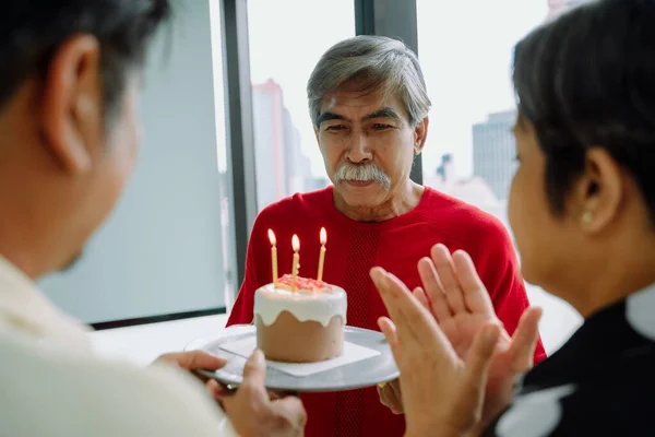 Idosos Idosos Idosos Celebram Festa Aniversário Com Bolo Para Homem — Fotografia de Stock