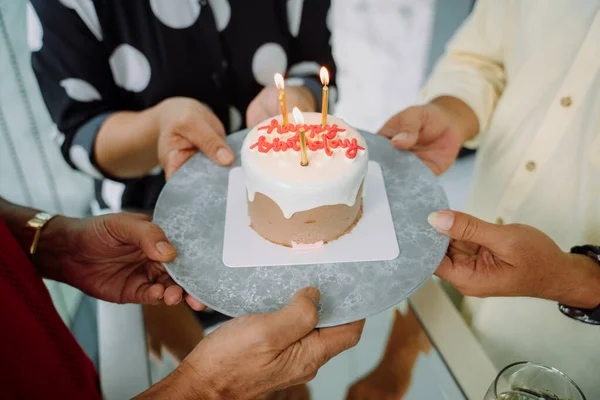 Днем Рождения Торт Свечами Людьми Окружении Рук — стоковое фото