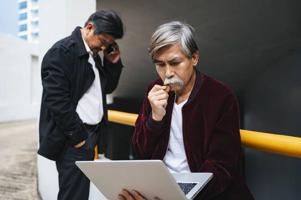 Dois Engenheiros Seniores Trabalhando Livre Com Laptop Smartphone Local Construção — Fotografia de Stock