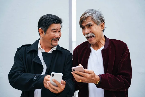 Portrait Two Old Elderly Senior Men Using Smartphone Together — Stock Photo, Image