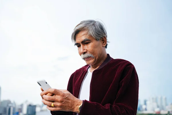 Πορτρέτο Των Ηλικιωμένων Ηλικιωμένων Ατόμων Που Κατέχουν Smartphone — Φωτογραφία Αρχείου