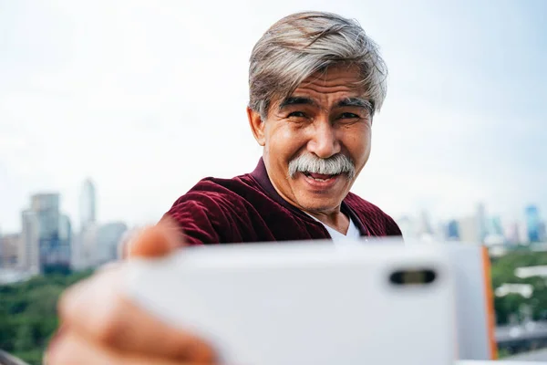 Πορτρέτο Του Ηλικιωμένου Ηλικιωμένου Άνδρα Λήψη Selfie Smartphone — Φωτογραφία Αρχείου