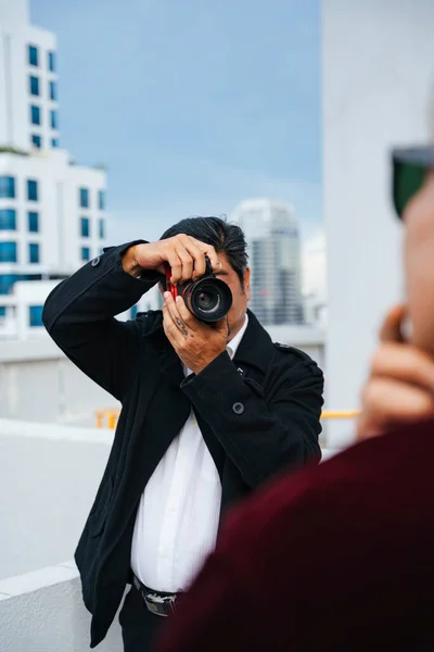 Fotógrafo Sênior Tirando Fotos Velho Legal Cidade — Fotografia de Stock