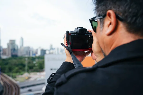 Portret Modowy Starszy Starszy Fotograf Okularach Przeciwsłonecznych Bezlusterkową Kamerą — Zdjęcie stockowe