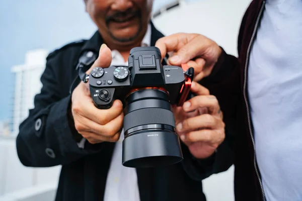 Hombres Mayores Sosteniendo Cámara Sin Espejo — Foto de Stock