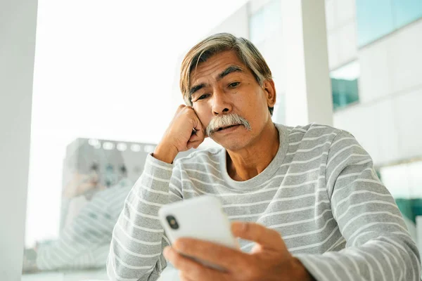 Παλιά Ανώτερος Άνθρωπος Χρησιμοποιώντας Smartphone Σερφάρετε Στο Διαδίκτυο — Φωτογραφία Αρχείου