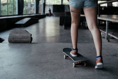 Kaykay sahasında uzun kaykay oynarken bacakları kesilmiş..