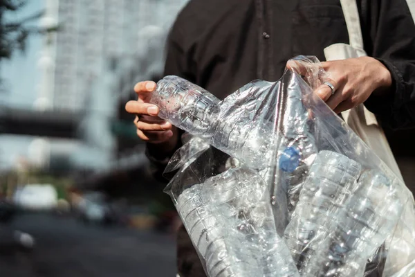 Oříznutý Obrázek Plastové Láhve Sbírá Muž Černé Košili Městě — Stock fotografie