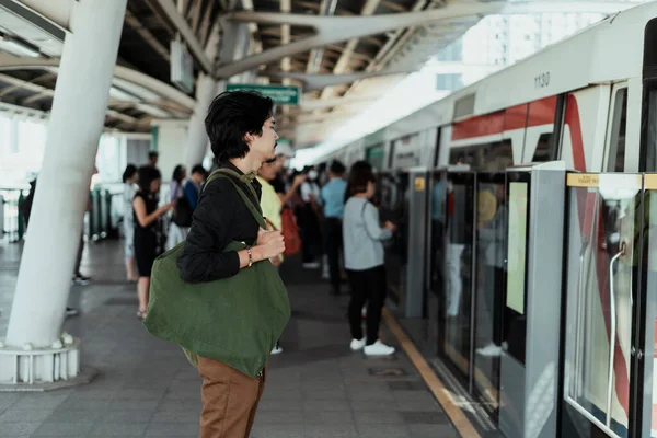Tipo Pelo Negro Pie Tranquilamente Estación Skytrain Mientras Otras Personas — Foto de Stock