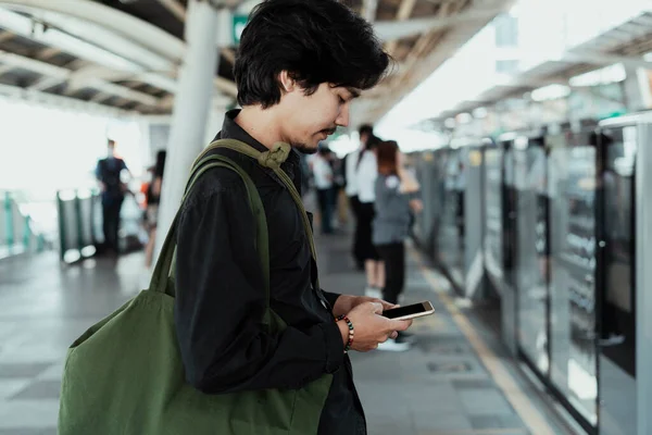 Черные Волосы Парень Спокойно Стоит Станции Skytrain Использовать Свой Мобильный — стоковое фото
