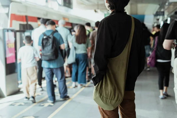 Мужчина Черной Рубашке Стоит Вокзале Смотрит Людей Очереди — стоковое фото