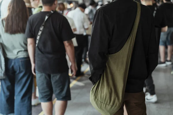Oříznutý Obraz Muže Černé Košili Stojící Mezi Lidmi Nádraží Skytrain — Stock fotografie