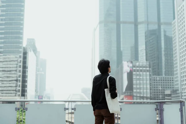 Black Hair Guy White Canvas Bag Standing Skytrain Station Terrace — стоковое фото