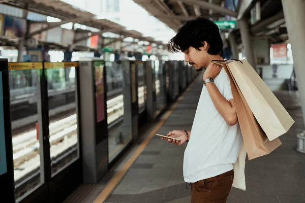Schwarzhaariger Mann Weißen Shirt Steht Skytrain Bahnhof Hält Sich Die — Stockfoto