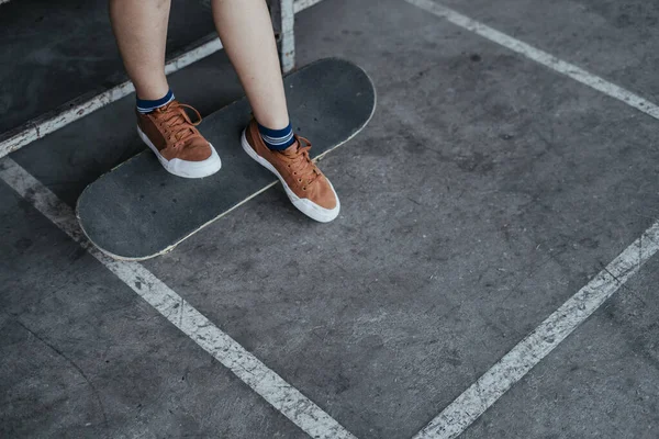 Beskuren Bild Kvinnans Ben Medan Hon Spelar Longboard Skateboard Fältet — Stockfoto
