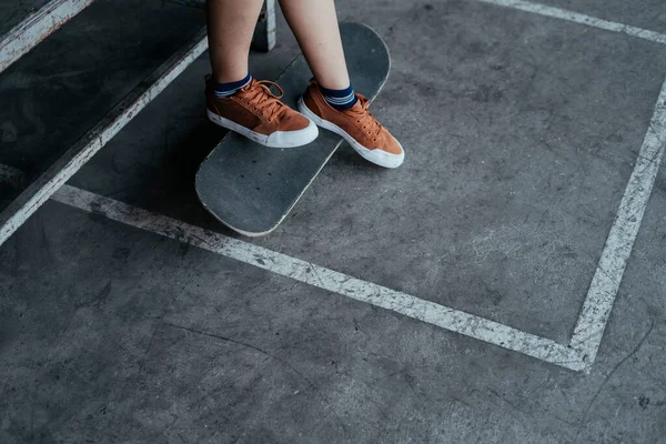 Imagen Recortada Las Piernas Mujer Mientras Juega Longboard Campo Skate — Foto de Stock