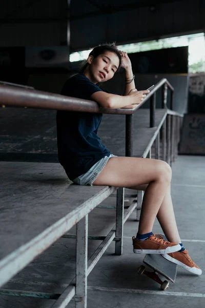 Mujer Polo Azul Oscuro Sentada Camino Pendiente Campo Skate — Foto de Stock