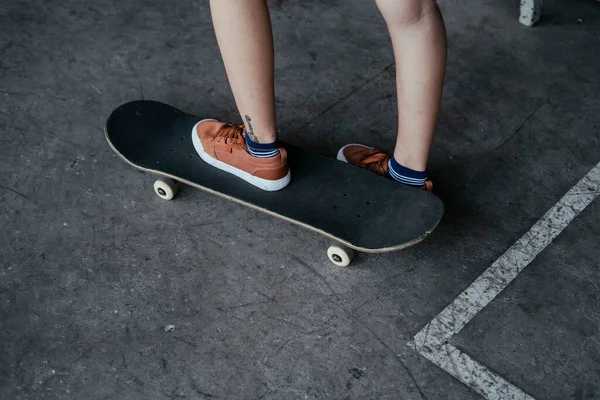 Zugeschnittenes Bild Von Frauenbeinen Beim Longboard Spielen Auf Dem Skateboard — Stockfoto