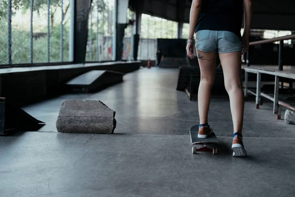 Zugeschnittenes Bild Von Frauenbeinen Beim Longboard Spielen Auf Dem Skateboard — Stockfoto