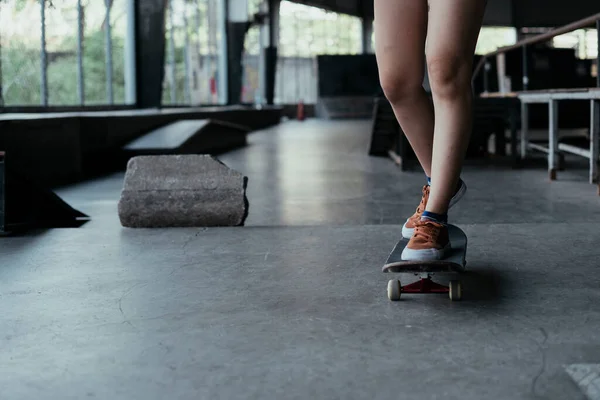 Zugeschnittenes Bild Von Frauenbeinen Beim Longboard Spielen Auf Dem Skateboard — Stockfoto