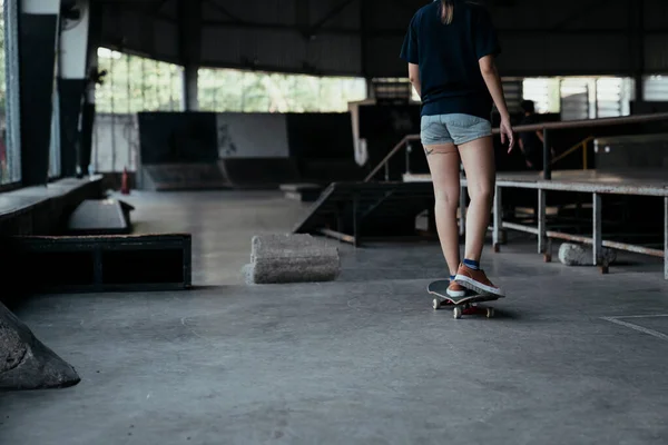 Oříznutý Obraz Ženských Nohou Zatímco Ona Hraje Longboard Skateboardu — Stock fotografie