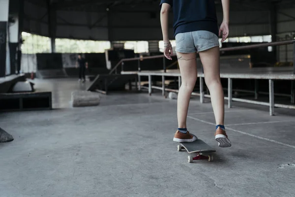 Oříznutý Obraz Ženských Nohou Zatímco Ona Hraje Longboard Skateboardu — Stock fotografie