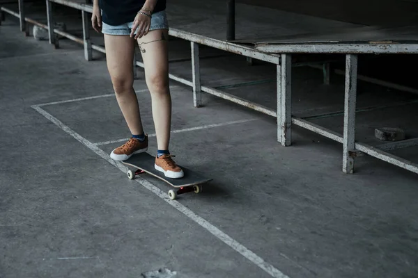 Imagen Recortada Las Piernas Mujer Mientras Juega Longboard Campo Skate — Foto de Stock