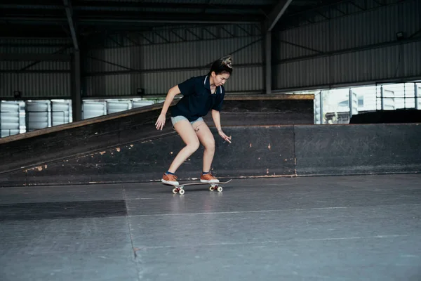 Dunkelblaues Poloshirt Frau Versucht Sich Mit Breiten Beinen Auf Longboard — Stockfoto