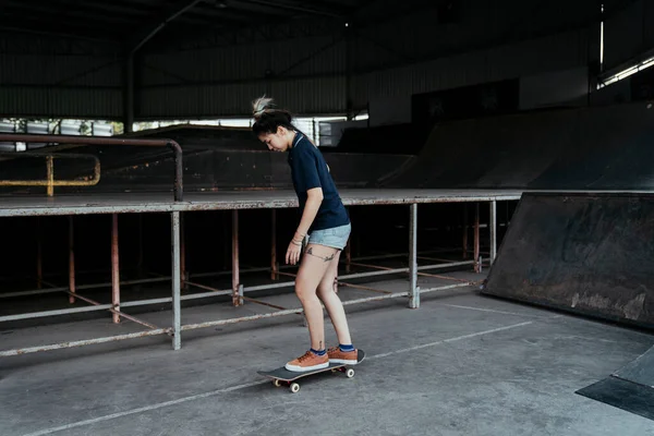 Escuro Azul Polo Mulher Camisa Tentar Equilibrar Longboard Com Pernas — Fotografia de Stock