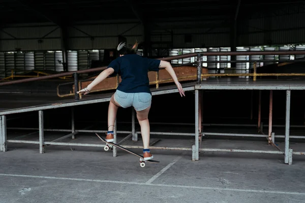 Polo Azul Oscuro Mujer Salto Con Longboard Mientras Juega Campo — Foto de Stock