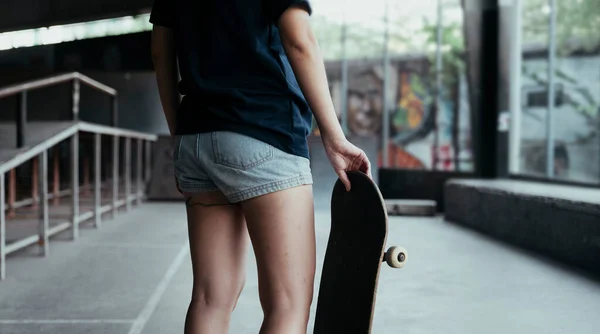 Cropped Image Womna Butt Dark Blue Shirt Shorts Jeans While — Fotografia de Stock