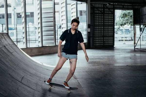 Donna Pantaloncini Jeans Cavalcando Longboard Curva Arrugginita Più Più Volte — Foto Stock