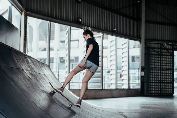 Mujer Pantalones Cortos Vaqueros Montando Longboard Curva Oxidada Una Otra — Foto de Stock