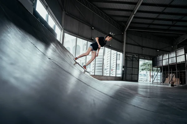 Mujer Pantalones Cortos Vaqueros Montando Longboard Curva Oxidada Una Otra — Foto de Stock