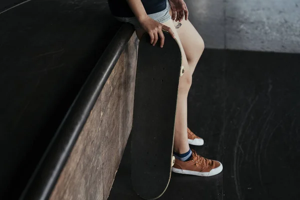 Oříznutý Obraz Ženských Nohou Zatímco Ona Sedí Dřevěné Lavičce Uchopit — Stock fotografie