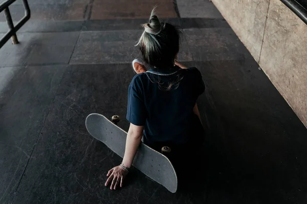 Donna Polo Blu Scuro Seduta Sul Pendio Con Suo Longboard — Foto Stock
