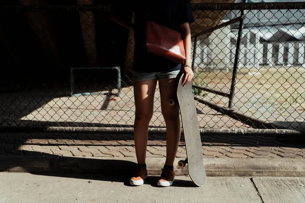 Cropped Image Woman Legs While Standing Next Footpath Sunlight Longboard — Stock Photo, Image