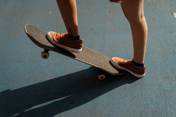 Imagen Recortada Las Piernas Mujer Mientras Juega Longboard Parte Azul — Foto de Stock