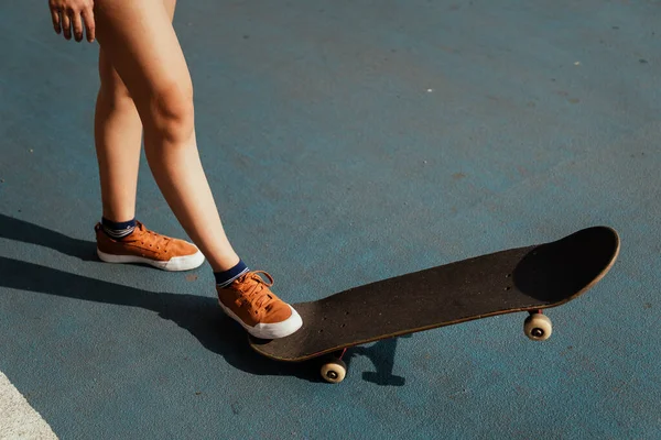 Oříznutý Obrázek Ženských Nohou Při Hraní Longboardu Modré Části Jednou — Stock fotografie