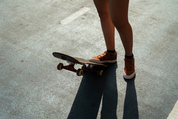 Καλλιεργημένη Εικόνα Των Ποδιών Της Γυναίκας Ενώ Παίζει Longboard Στο — Φωτογραφία Αρχείου