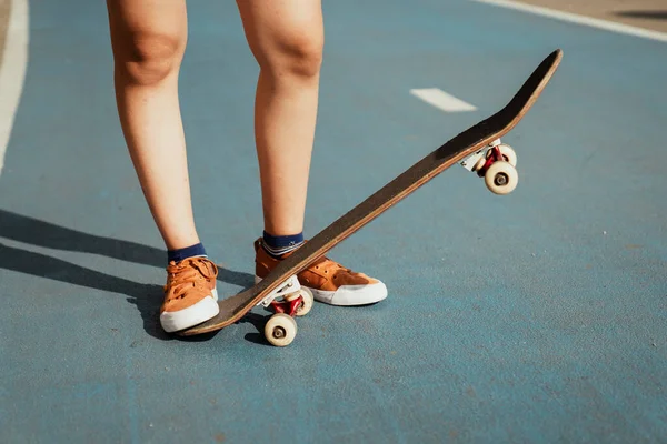 Imagem Recortada Das Pernas Mulher Enquanto Joga Longboard Parte Azul — Fotografia de Stock