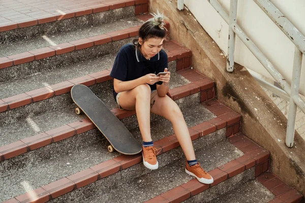 Mujer Polo Azul Oscuro Sentada Escalera Adoquines Con Longboard Usando — Foto de Stock