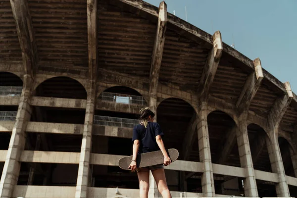 Woman Dark Blue Polo Shirt Hold Longboard Her Butt Standing — Stock Fotó