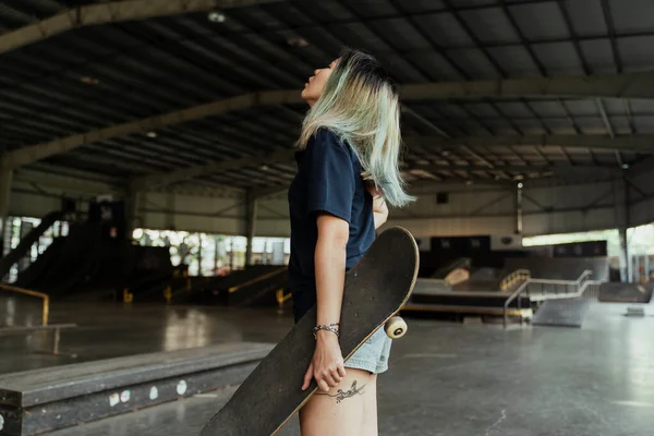 Color Mujer Pelo Lleno Mantenga Longboard Mientras Está Pie Corte — Foto de Stock