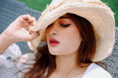 Kapalı portre - Güzel Asyalı kadın gezgin açık havada şapka takıyor.