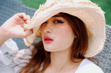 Kapalı portre - Güzel Asyalı kadın gezgin açık havada şapka takıyor.