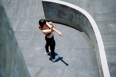 Manzara - Güzel, sağlıklı bir kadın koşmadan önce ısınıyor ve esniyor.