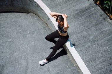 Manzara - Güzel, sağlıklı bir kadın şehirde koştuktan sonra dinleniyor.