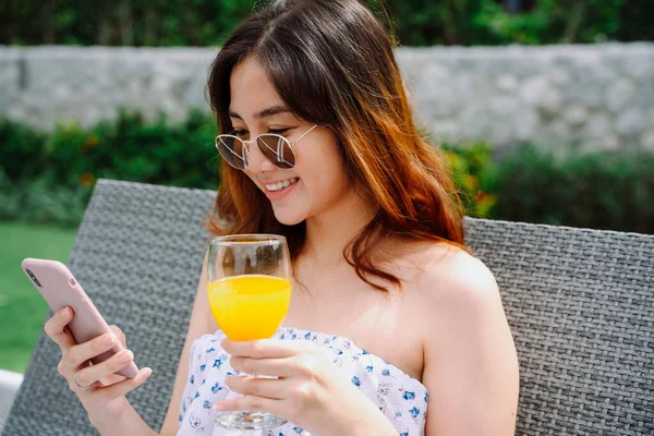 Linda Mulher Asiática Usar Óculos Usando Smartphone Mantenha Vidro Laranja — Fotografia de Stock